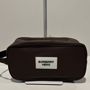 NWOT Burberry Hero Men’s Chocolate Brown Toiletry Bag with Burberry handle.